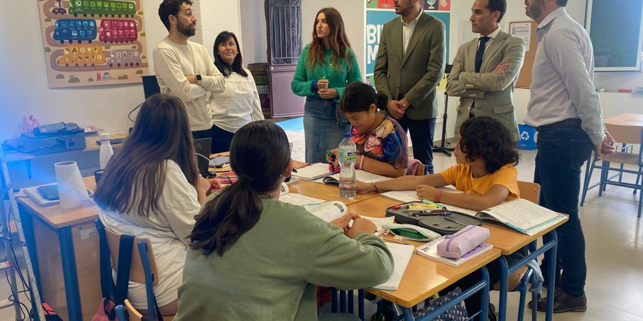 Solano pone en valor el trabajo que realiza el CEIP Navas de Tolosa, perteneciente a la Red de Comunidades de Aprendizajes